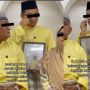 Meninggal Sebelum Puasa, Suami dan Keluarga Foto Lebaran dengan Potret Istri, Alasan Pakai Baju Kuning Bikin Mewe