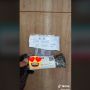 Ngakak! Rumah Ditempeli Uang Untuk COD Paket, Warganet: Bisa Ditiru Nih