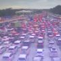 Kepadatan Kendaraan Pemudik Terjadi di Gerbang Tol Cikampek Utama, Antrean Mengular Pagi Ini