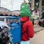 Gegara 'Tabung Gas Elpiji', Pemudik Nyentrik Asal Jakarta Ini Jadi Perhatian Pengendara di Padalarang