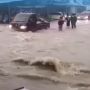 Viral di Media Sosial, Banjir Mengalir Deras di Simpang Pasundan Samarinda, Pengguna Jalan Kesulitan Melintas