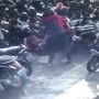 Barbar Banget! Pria ini Kesal Tak Dapat Lahan Parkir, Geser Motor Kasar sampai Buang Helm, Picu Kemarahan Publik