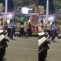 Duh! Gegara Tiga Cewek Joget di Tengah Jalan, Kendaraan Melintas Jadi Terhambat