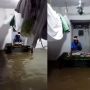 Ibadah Jalan Terus Meski Masjid Tergenang Banjir, Bapak ini Tetap Baca Al-Quran Pakai Toa Usai Salat Tarawih