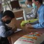 Adab Memberi Zakat Fitrah, Jangan Riya hingga Serahkan Kepada Tetangga Sekitar Dahulu