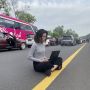 Deadline Mencekik saat Macet Mudik Lebaran, Wanita ini Viral karena Bekerja di Tengah Tol Cipularang