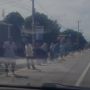 Viral, Sejumlah Warga Berbaris di Pinggir Jalan dengan Sapu di Tangan, Netizen: Kirain Tukang Sapu, kok Banyak Banget?