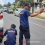 Bantu Mobil Pemudik Sukses Melahap Tanjakan, Polres Garut Bentuk Tim Ganjal Ban