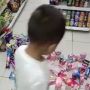 Jadikan Minimarket Tempat Bermain, Kelakuan Bocah Ini Bikin Geram