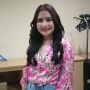 Gaya Feminin Prilly Latuconsina Rayakan Ultah Ayahnya, Sandalnya Tebal Bikin Salfok