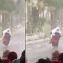Kehujanan Saat Salat Ied, Seorang Anak Bawa Ibunya untuk Berteduh, Warganet: Gendong Surganya