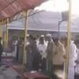 Detik-detik Pria Jatuh Tersungkur Saat Sholat Idul Fitri, Netizen Kira Meninggal