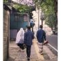 Mengharukan! Anak Gendong Ibunya untuk Berteduh Saat Salat Ied Diguyur Hujan