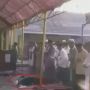 Duh! Diduga Ngantuk Berat, Pria Ini Bolak-balik Limbung hingga Jatuh Tersungkur Saat Salat Idul Fitri