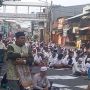 Suka Cita Warga Kampung Melayu Berbondong-bondong Salat Ied Di Jalan Otista