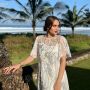 Cinta Laura Lebaran Bareng Orangtua di Bali, Outfitnya Ngejreng Banget