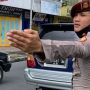 Momen Ayah dan Anak Polisi Tugas Bersama saat Lebaran
