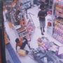 Terlalu Fokus dengan HP, Pegawai Minimarket Ini Alami Kejadian Tak Terduga yang Berakhir Malu Banget
