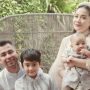 5 Potret Keluarga Artis Rayakan Momen Lebaran, Intip Outfitnya!