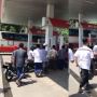 Ada-ada saja! Rombongan Pemuda Silaturahmi ke SPBU sampai Salami Pembeli Satu-satu, Warganet: THRnya Pertalite