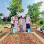 9 Potret Selebriti Ziarah ke Makam Orang Tercinta Saat Lebaran, Rame!