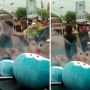 Viral Emak-emak Berdaster Berantem Hebat sampai Berakhir Guling-guling di Tengah Jalan, Publik Elus Dada