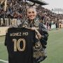 Jadi Tamu Kehormatan Los Angeles FC, Agnez Mo Dapat Jersey Carlos Vela