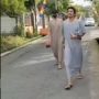 Video Viral Duta Sheila on 7 Tepergok Jalan Kaki Usai Salat Ied, Netizen Syok dengan Kesederhanannya