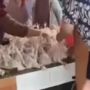 Waspada! Video Viral Pedagang Pompa Daging Ayam Utuh agar Terlihat Gemuk dan Harganya Naik