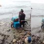 Terkena Ombak Pasang, Motor Pedagang Cilok Mogok dan Terjebak di Pinggir Laut, Publik Malah Bingungkan Hal ini