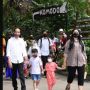 Momen Jokowi Ajak Jan Ethes Dan Sedah Wisata Satwa Di Bali, Beri Makan Harimau Putih