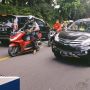 Sempat Timbulkan Kemacetan, Polisi Derek Mobil Mogok Saat Macet di Puncak