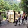 Tak Kuat Nanjak di Cisarakan Palabuhanratu, Truk Pengangkut Wisatawan Terguling