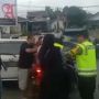 Macet Parah di Pandeglang, Polisi Evakuasi Bocah Kritis, Publik: Berkah Selalu Buat Pak Polisi