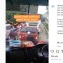 Gabut Gegara Terjebak Macet, Sopir Bus Ini Justru Bersihkan Mobil Orang Lain di Depannya