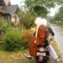 Ngakak! Cewek Ini Nyungsep Saat Turun dari Sepeda Motor: 'Diduga Dikira Kasur'