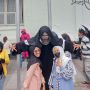 Meski Horor, Cosplayer Pocong dan Valak Rasakan Berkah Libur Lebaran