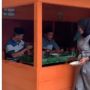Video Kocak! Rombongan Pemudik Mengira Rumah Ini Warung Makan Ternyata Lagi Acara Makan Keluarga