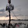 Sambut Syawalan Lebaran Ketupat, Warga Jepara Lomba Panjat Pinang di Laut