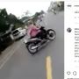 Pengendara Motor Ugal-Ugalan Hingga Tabrak Emak-Emak Saat Nyebrang Jalan, Warganet: Yang Salah Siapa?