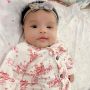 Baby Ameena Makin Gemas dengan OOTD Serba Putih, Tumben Harganya Cuma Segini