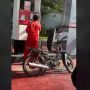Viral Motor Bebek Bikin Minder Pemotor Trail saat Isi BBM di SPBU, Publik: Honda Supra Alergi Pertalite