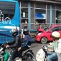 Lagi Berhenti di Halte, TransJakarta Diseruduk Minibus di Kramat Jati, Sopir Terluka