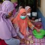 Pertahankan Tradisi Lebaran, Nurrohmah Bagikan 50 Biji Kupat Jembut di Kampungnya