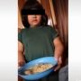 Buatkan Makanan untuk Ibunya yang Sedang Sakit, Gadis Cilik Ini Bikin Netizen Terharu