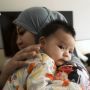 Jenguk Anak Jedar, OOTD Baby Ameena Disebut Seharga Logam Mulia
