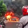 Terdengar Ledakan hingga Asap Hitam Mengepul , Viral Mobil Baleno Plat Putih Terbakar di Jalan
