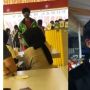 Mirip Atta Halilintar, Wajah Driver Ojol Sedang Pesan Makanan Ini Bikin Pengunjung Salfok