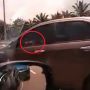 Pemobil Temukan Benda Tak Terduga di Dashboard Kendaraan Lain Saat Terjebak Kemacetan, Publik Pada Salfok