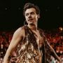 Mulai Konser Lagi, Harry Styles Jadikan Isu Ludahi Chris Pine Sebagai Bahan Guyon